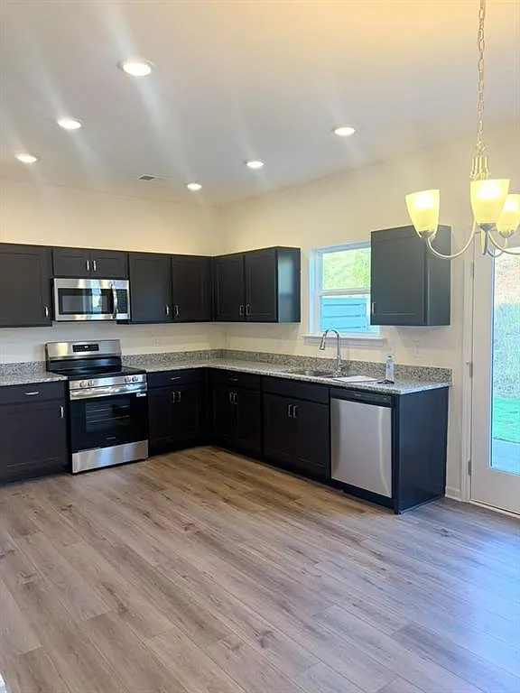 3 bed, 2.5 bath, 1629 sqft, $2,100 — Photo 3