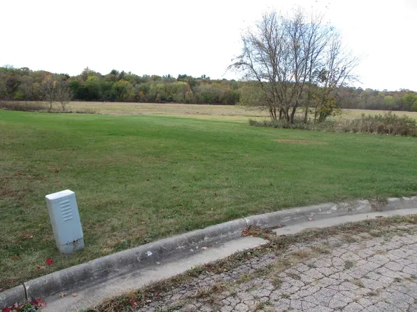 1820 S Yellow Creek Ct, Freeport, IL 61032