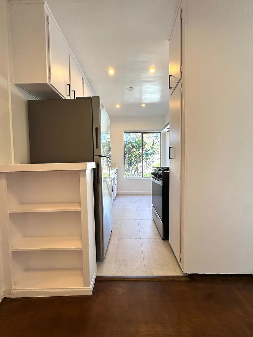 1020 N Edinburgh Ave — Photo 1