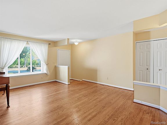 3rd image of 12982 Canterbury Dr