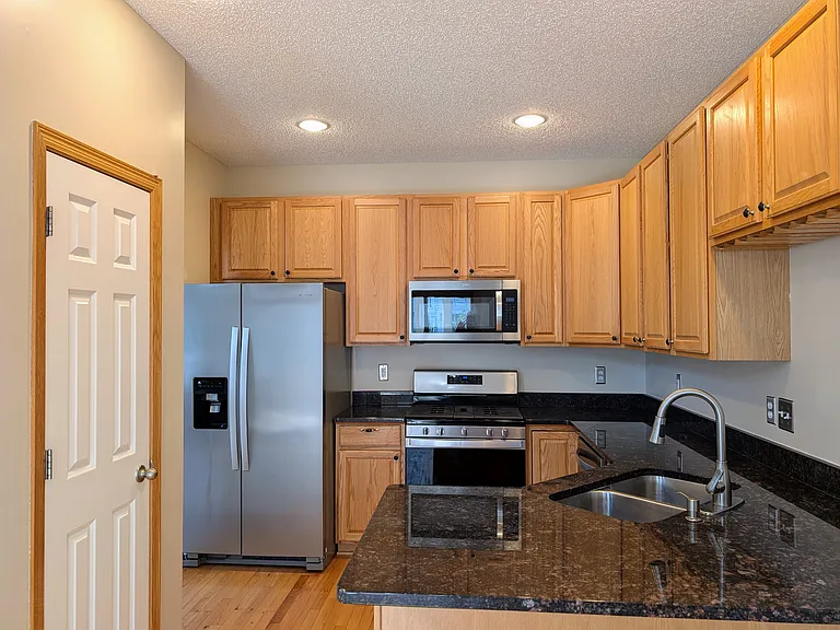 594 Sutherland Dr — Photo 16