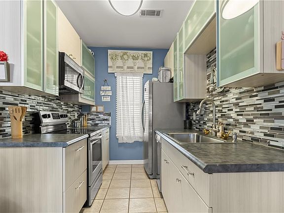 2nd image of 820 Marina Dr APT 305