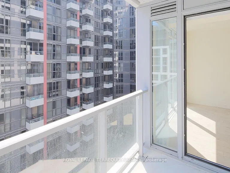 576 Front St W #627 — Photo 10
