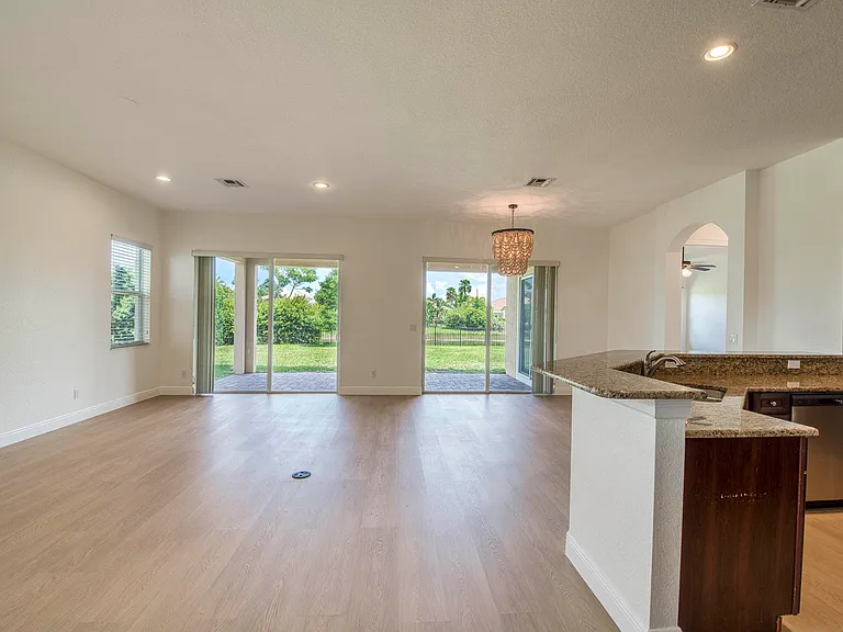 172 Manor Cir — Photo 2