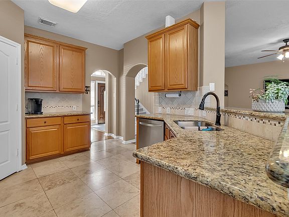 5th image of 105 Kevin Ct