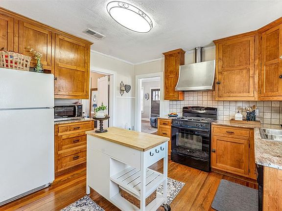 5th image of 414 E College St