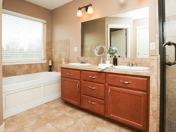 5th image of 4962 SE Briar Ct