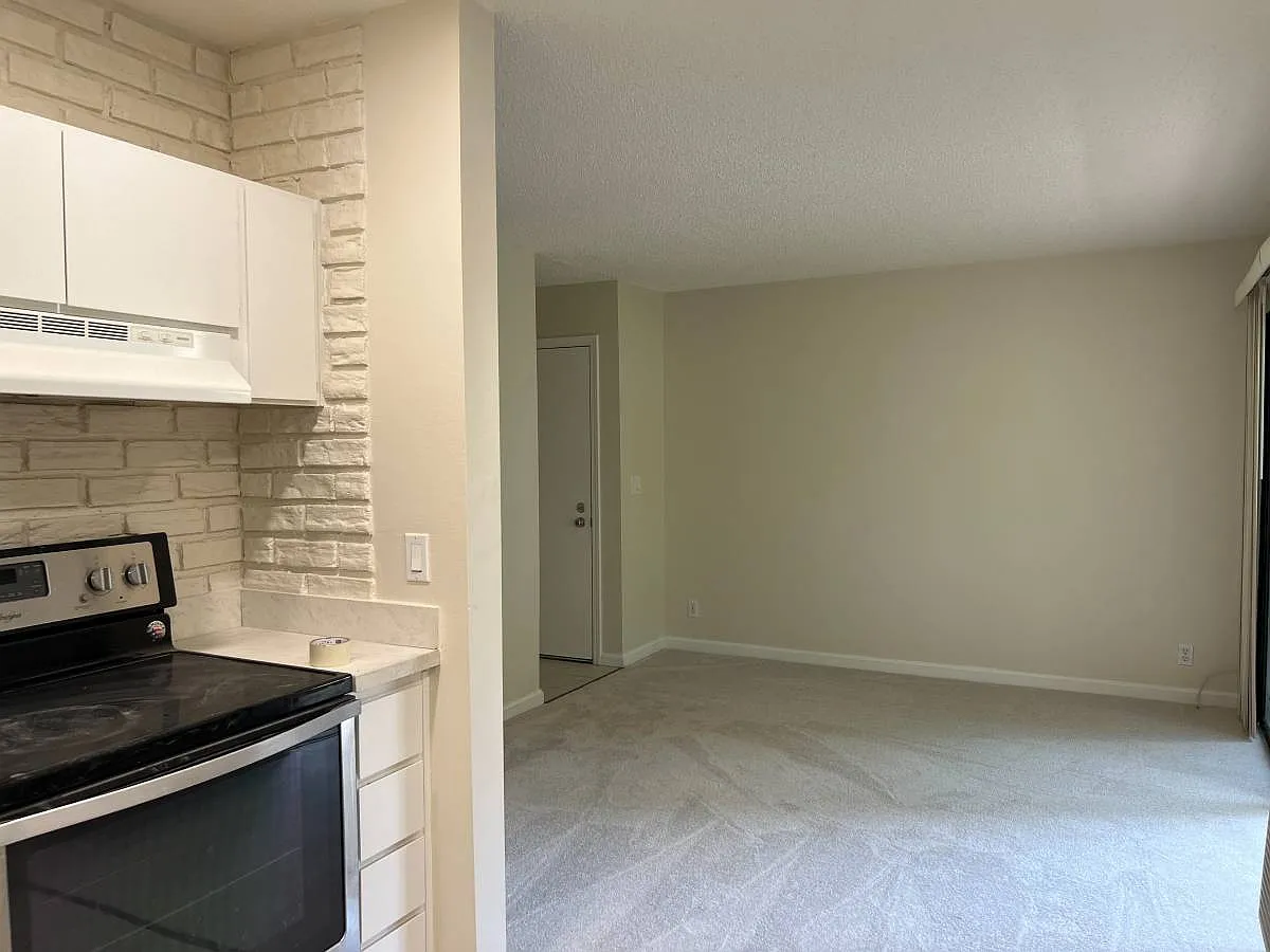 1 bed, 440 sqft, $1,950 — Photo 2