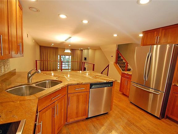 3rd image of 2195 East Ave