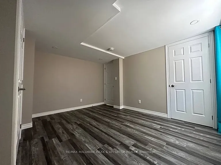 33 Camelot Sq — Photo 8