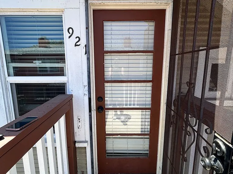 Upstairs one bedroom available now on Emerald between Cass and Bayard — Photo 14