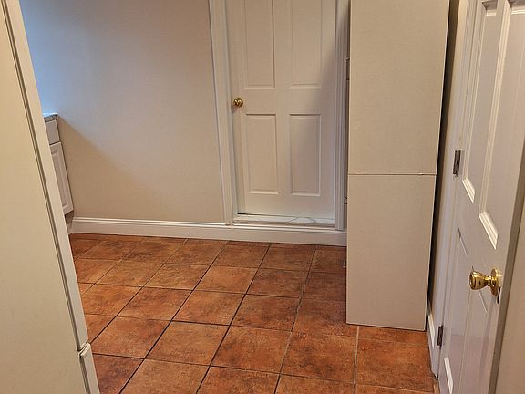 3rd image of 9 Quaker Rd #Ll