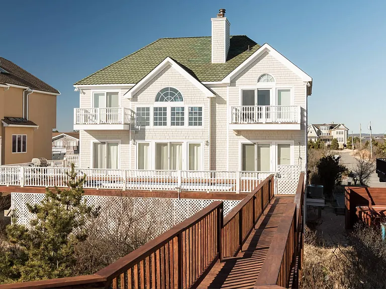 817 Dune Rd — Photo 2