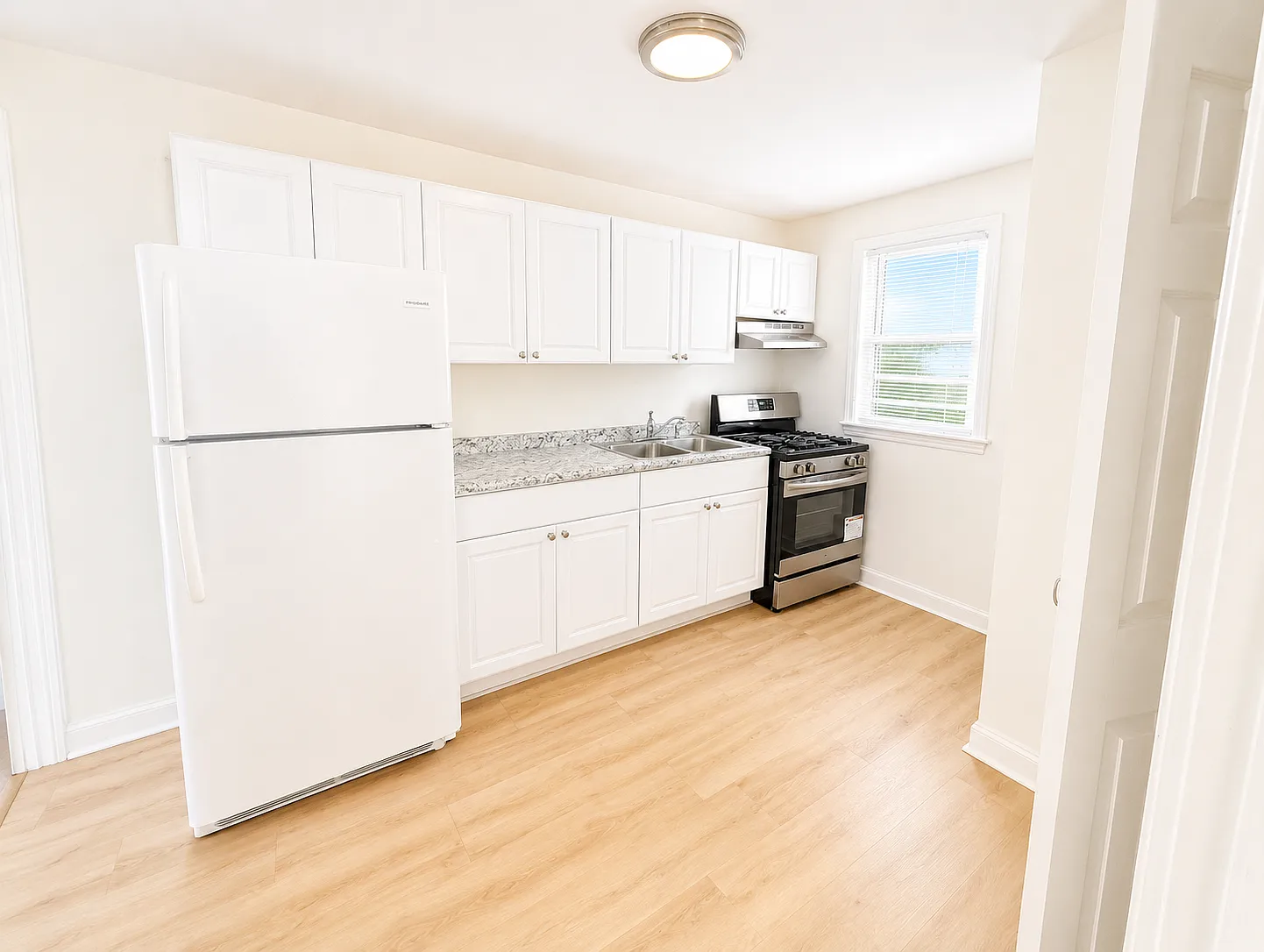 3 bed, 858 sqft, $1,700 — Photo 4
