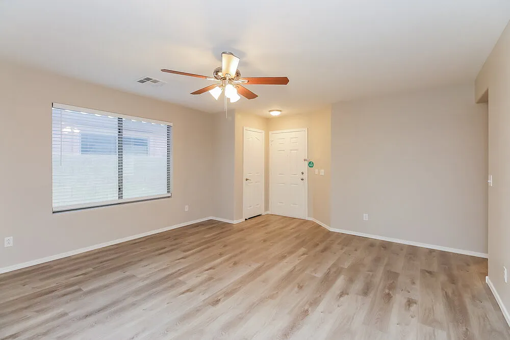 3 bed, 2.0 bath, 1400 sqft, $2,100 — Photo 3