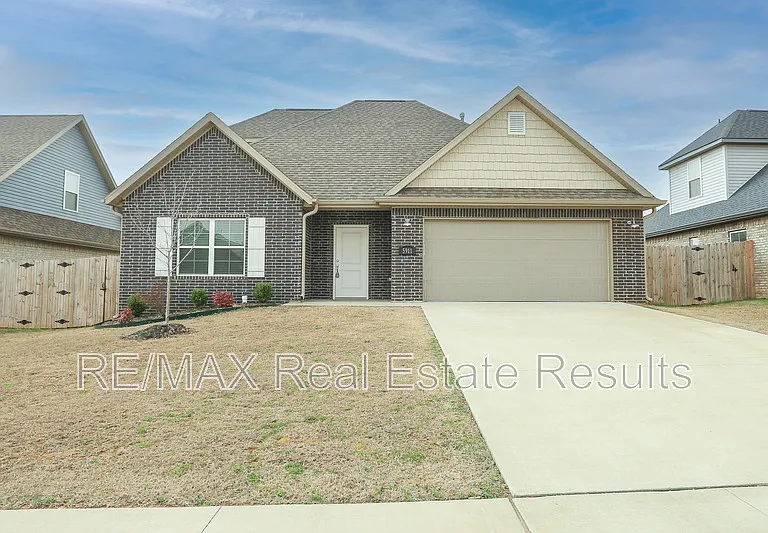 5911 SW Gentle Winds Ave — Photo 1