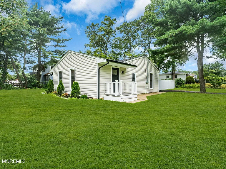 20 Oak Hill Dr — Photo 1