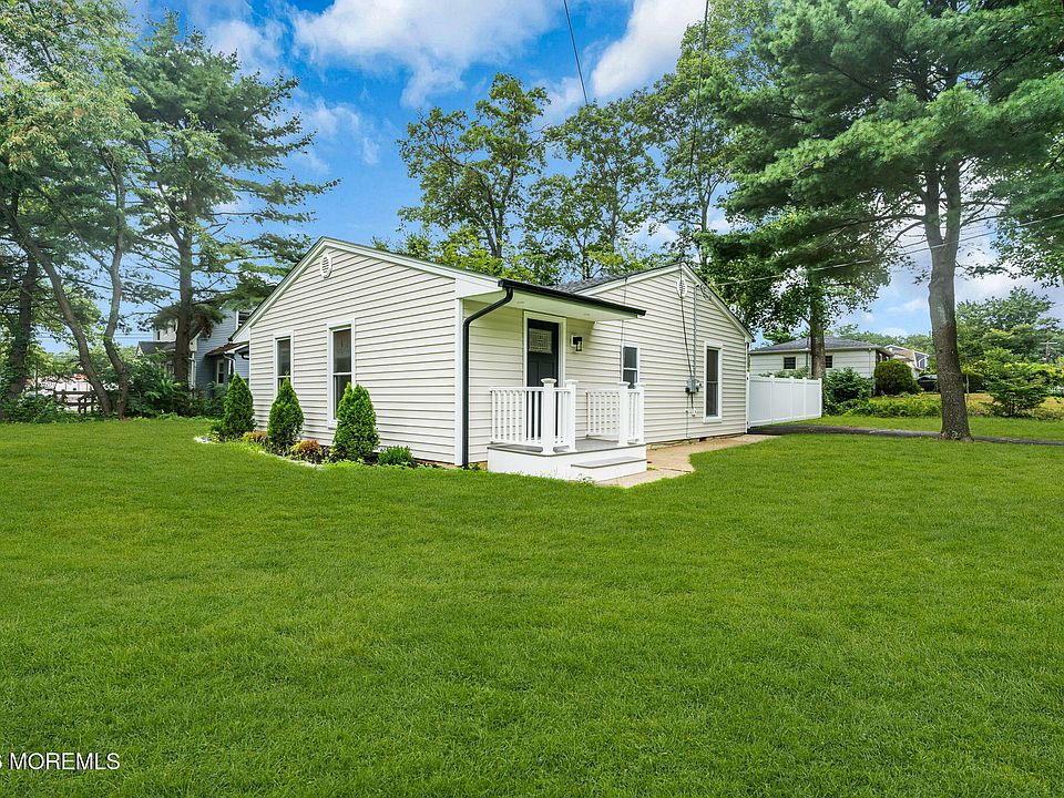 1st image of 20 Oak Hill Dr
