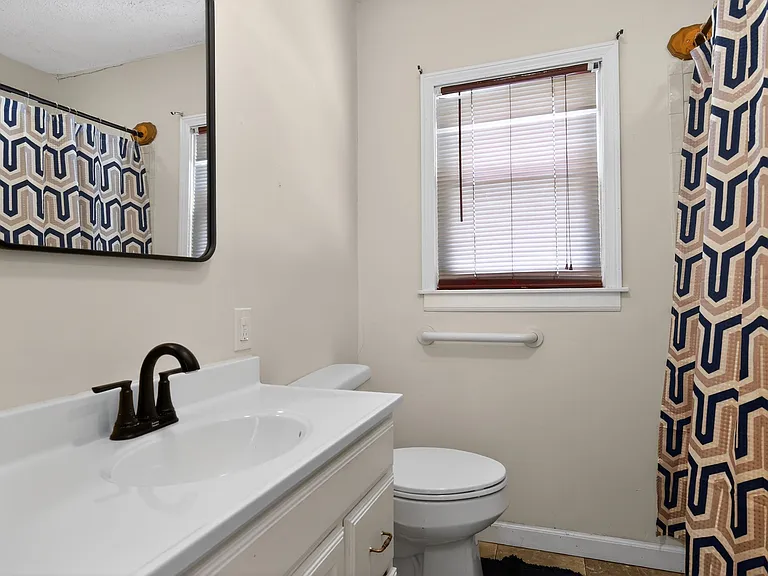 2604 Robinson St — Photo 5