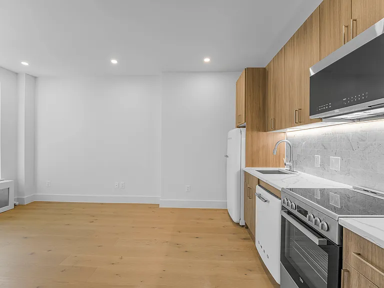 188 6th Ave #5R — Photo 4
