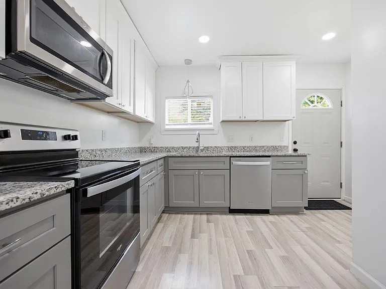 1714 Richmond Ave — Photo 8