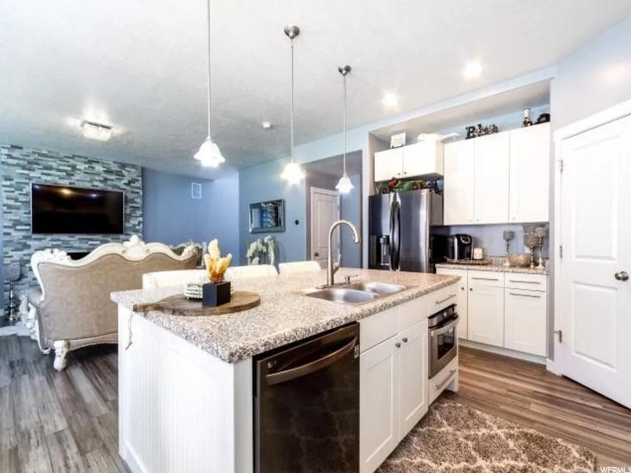 922 Chatham Dr — Photo 2