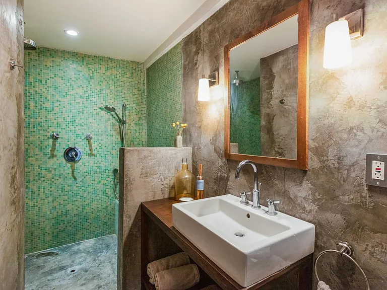Bathroom in studio/guesthouse/2nd bedroom