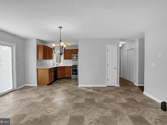 3rd image of 215 Creeks Bend Dr
