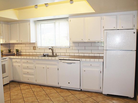 Updated kitchen with dishwasher, refrigerator, electric rang
