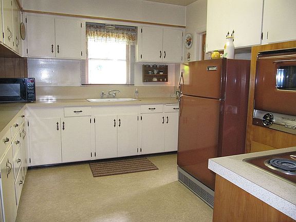 3rd image of 3425 N Maroa Ave