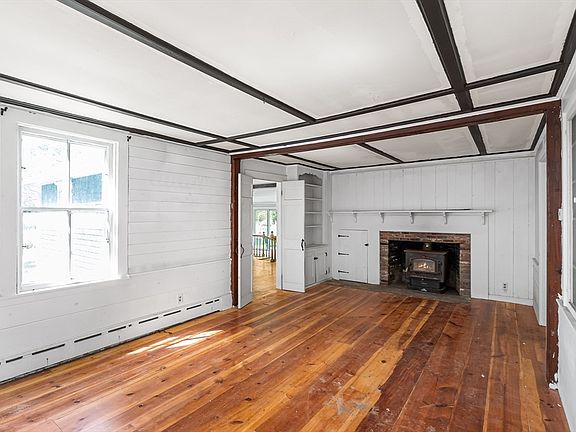 3rd image of 20 School St