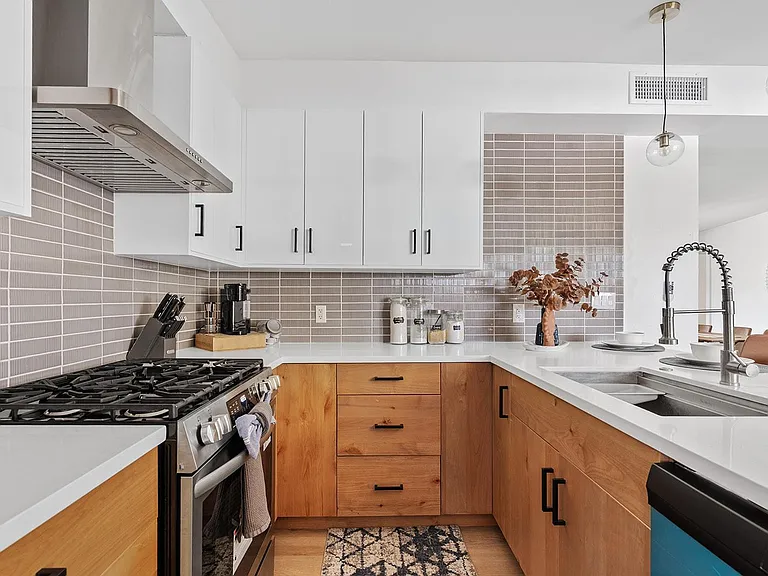 530 W 17th St — Photo 3