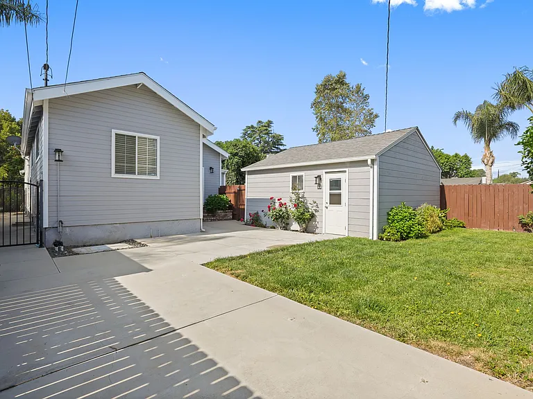 22055 Del Valle St — Photo 37