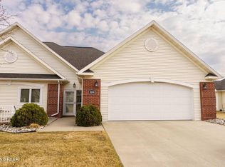 1084 Oxbow Ct, Grand Forks, ND 58203