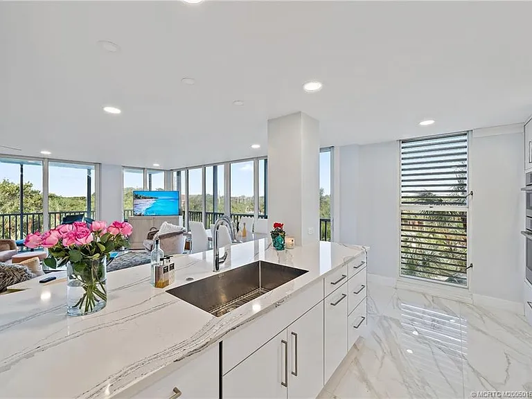 669 NE Plantation Rd #201 — Photo 12