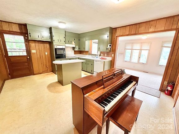 3rd image of 217 Lower Creek Dr NE