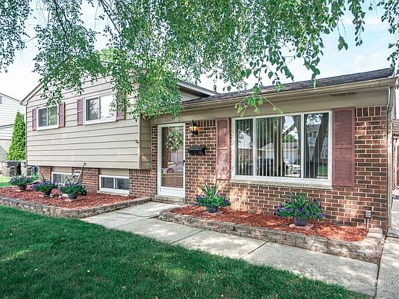 5th image of 10097 Woodlawn St