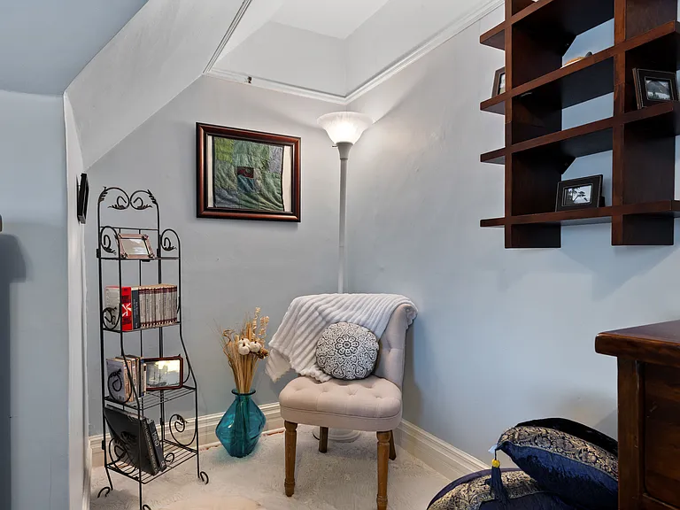 _ Queen bed
_ Sitting area
_ Closet and Dresser