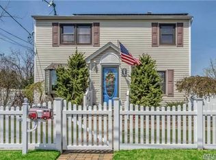 75 Kensington Ct, Copiague, NY