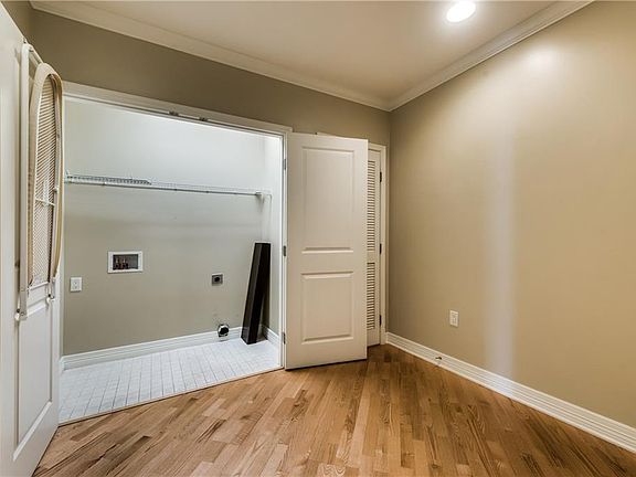5th image of 500 Throckmorton St APT 1112