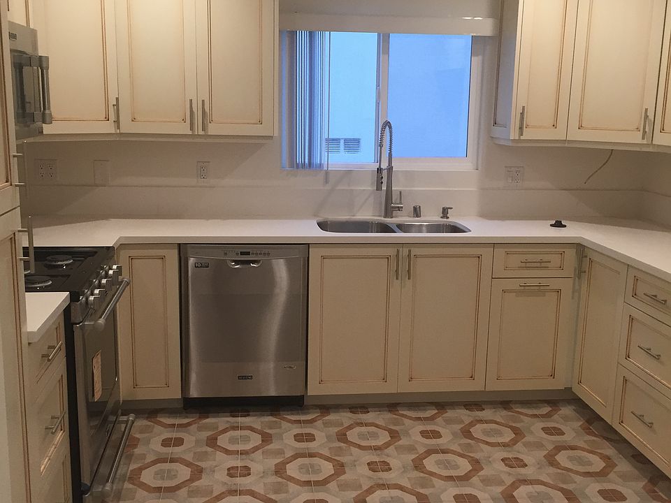 1st image of 922 S Shenandoah St #3B