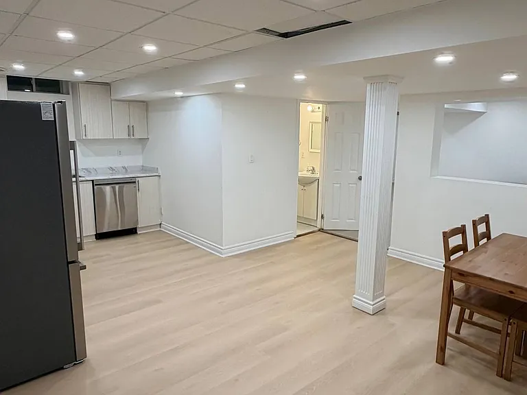 328 Woodspring Ave #BASEMENT — Photo 8