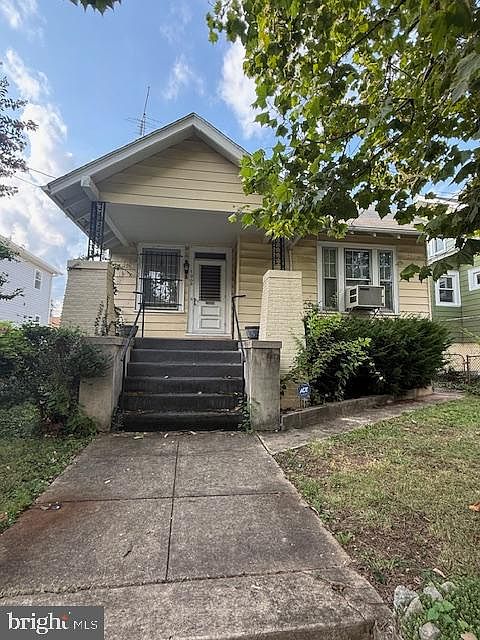 1st image of 1008 Douglas St NE