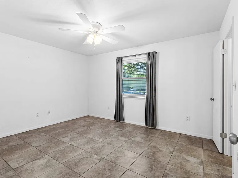 2620 NW 48th Pl — Photo 12