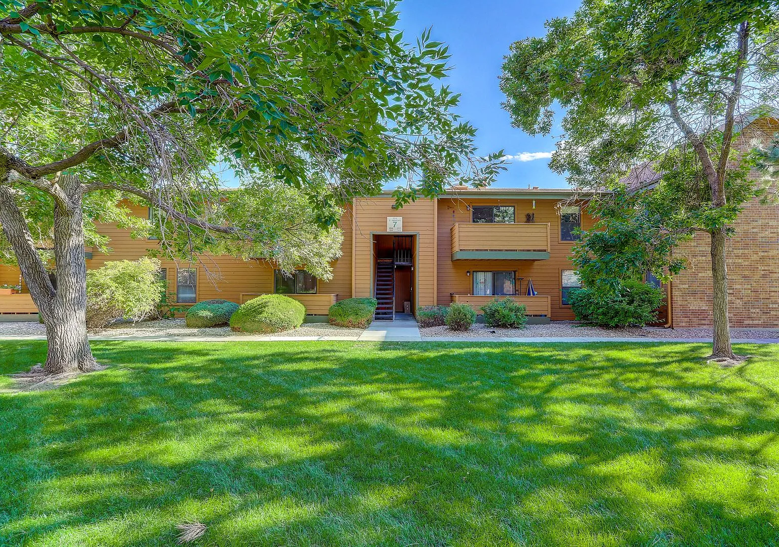 Evolve Real Estate: Like New, Completely Remodeled Large 1 Bedroom with Assigned Parking! — Photo 2