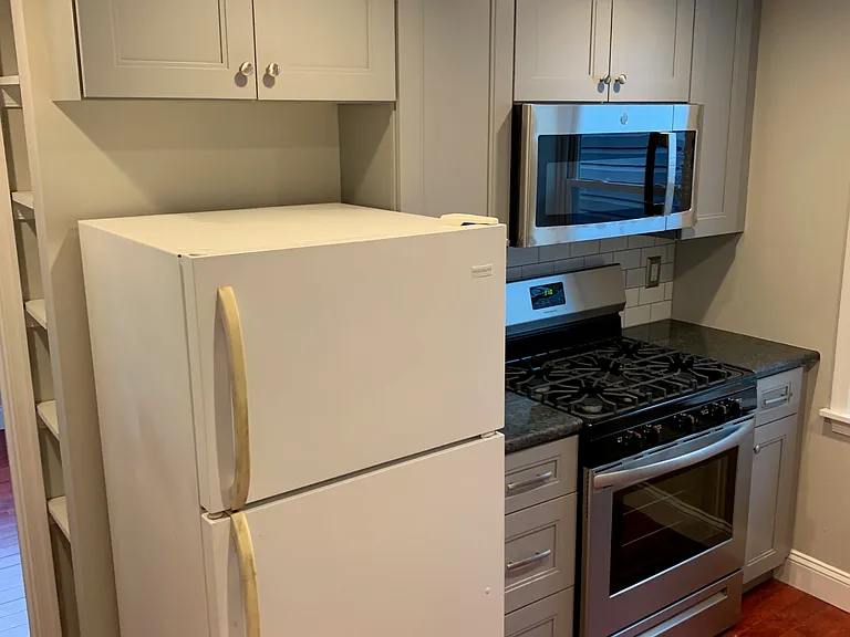 638 Catharine St #3 — Photo 6
