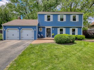 911 Woodland Hills Rd, Batavia, IL 60510