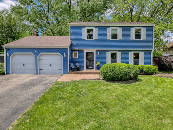 911 Woodland Hills Rd, Batavia, IL 60510