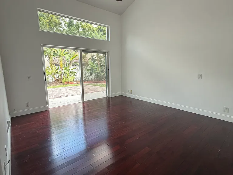 1052 San Luis Rey — Photo 15