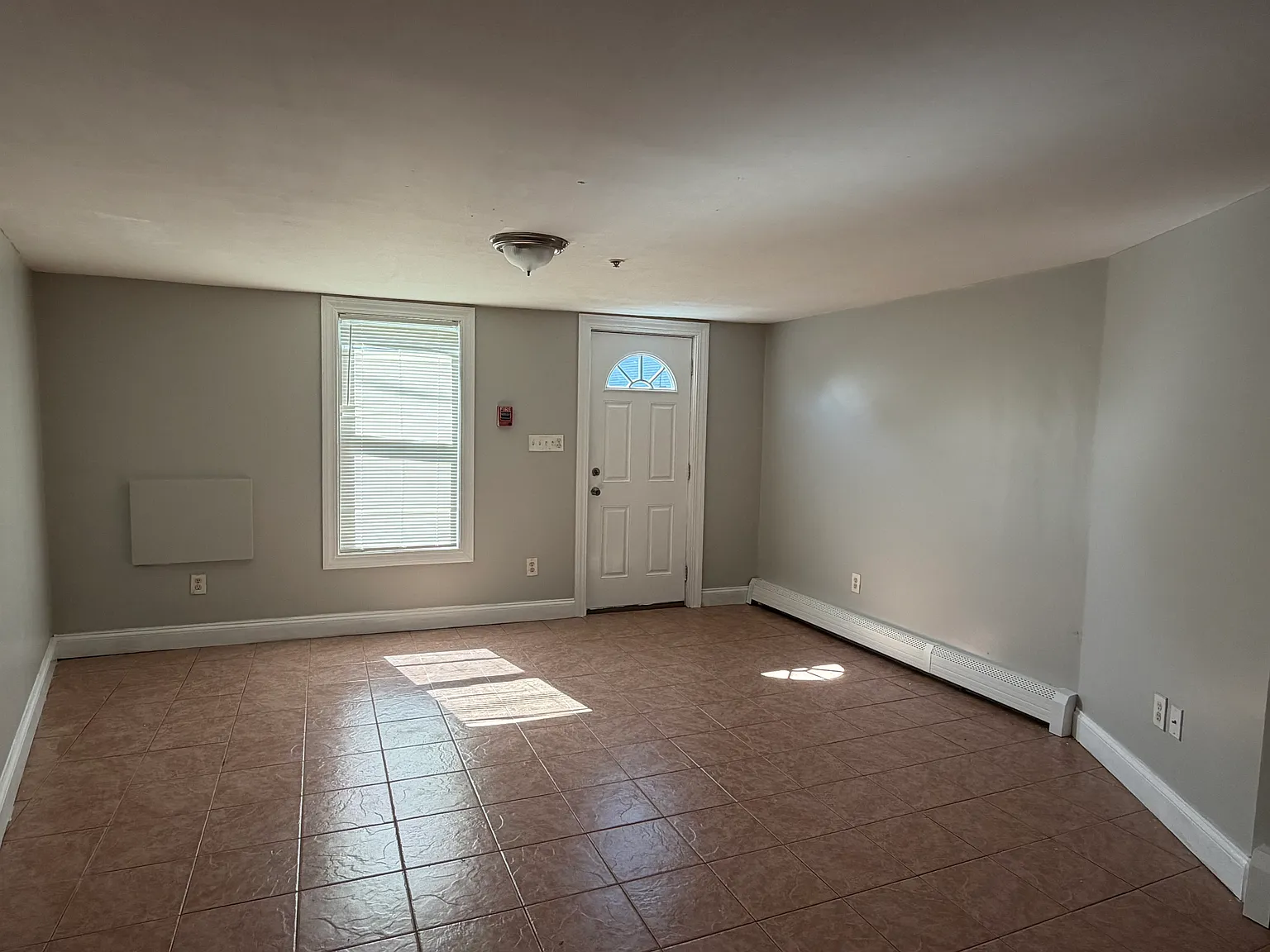 3 bed, 950 sqft, $2,950 — Photo 3